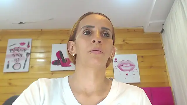 Snapshot of Amber_Moore chatting on December 2024 08:00:02 PM Amber Moore online show from December 2024 08:00:02 PM