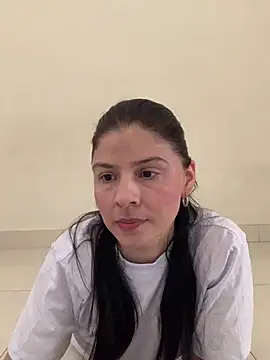 Snapshot of Estefani_32 chatting on June 2026 04:41:01 PM Estefani 32 online show from June 2026 04:41:01 PM