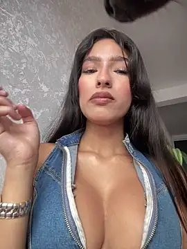 DulceLenns online show from October 2025 06:14:02 PM