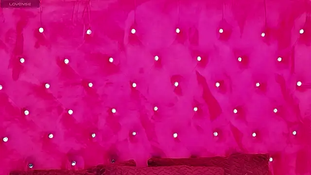 LoraDelNiro online show from December 2024 01:00:01 PM
