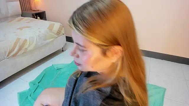 EYMI TOMSOM online show from October 2025 11:03:01 AM