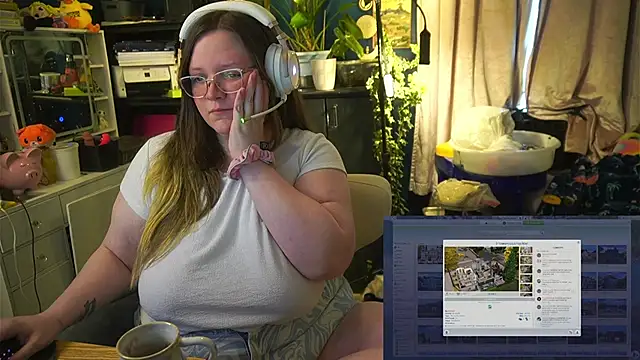 Snapshot of Geeky_Kitten chatting on October 2025 02:38:02 PM Geeky Kitten online show from October 2025 02:38:02 PM