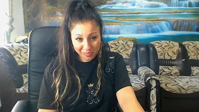 MoistMady online show from November 2025 01:45:01 PM