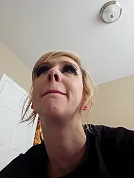 AmethystFoxx online show from April 2026 05:17:01 PM