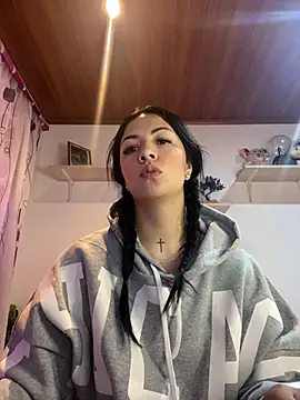 Snapshot of MadisonCambel chatting on December 2024 01:22:02 PM MadisonCambel online show from December 2024 01:22:02 PM