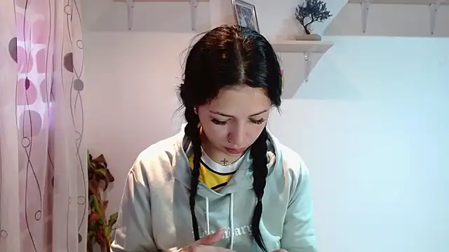 Snapshot of MadisonCambel chatting on December 2024 02:00:01 PM MadisonCambel online show from December 2024 02:00:01 PM