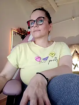 Snapshot of MariaPau_83 chatting on December 2024 08:39:02 PM MariaPau 83 online show from December 2024 08:39:02 PM