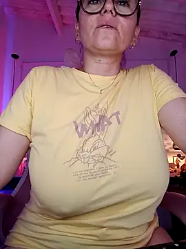 Snapshot of MariaPau_83 chatting on March 2025 03:20:01 AM MariaPau 83 online show from March 2025 03:20:01 AM