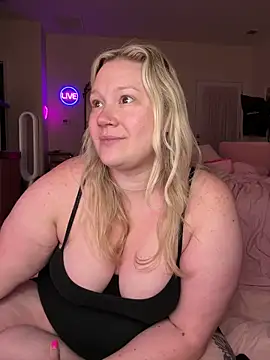 Snapshot of PiggyRose chatting on May 2026 01:32:02 AM PiggyRose online show from May 2026 01:32:02 AM