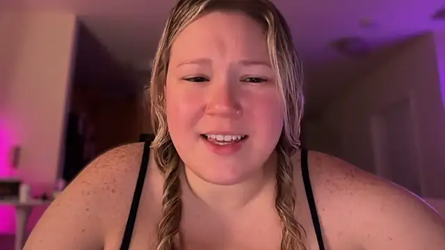 Snapshot of PiggyRose chatting on June 2026 01:52:01 AM PiggyRose online show from June 2026 01:52:01 AM