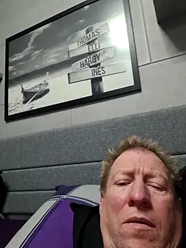 tomtom111111 online show from March 2026 06:35:02 PM