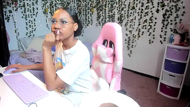 Snapshot of violeta_milleer chatting on September 2025 03:02:01 PM violeta milleer online show from September 2025 03:02:01 PM