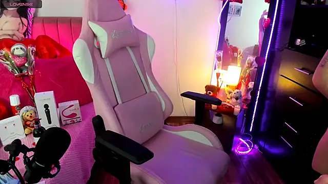 Snapshot of lilly_sweett chatting on February 2025 06:44:01 AM lilly sweett online show from February 2025 06:44:01 AM