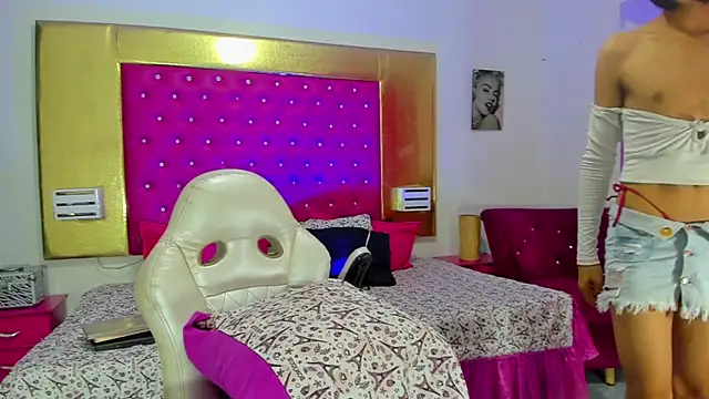 Snapshot of Emilyhottx chatting on September 2025 01:00:01 PM Emilyhottx online show from September 2025 01:00:01 PM