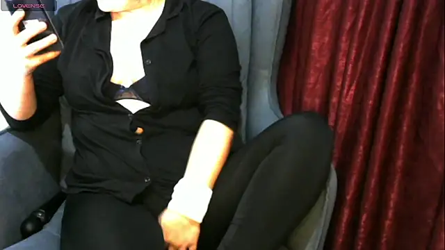 Snapshot of insatiableeee chatting on January 2025 08:43:01 PM insatiableeee online show from January 2025 08:43:01 PM