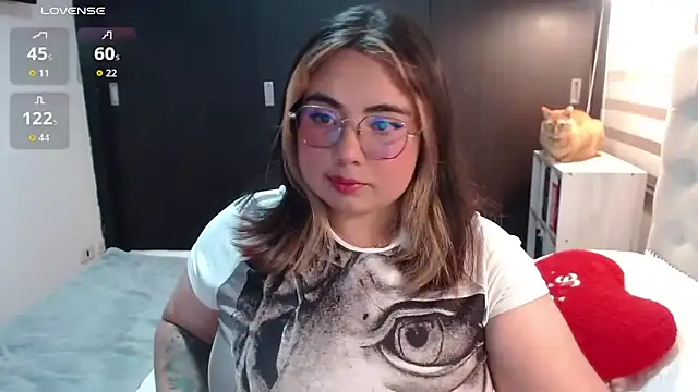 Snapshot of yini_angel chatting on June 2026 02:01:02 AM yini angel online show from June 2026 02:01:02 AM