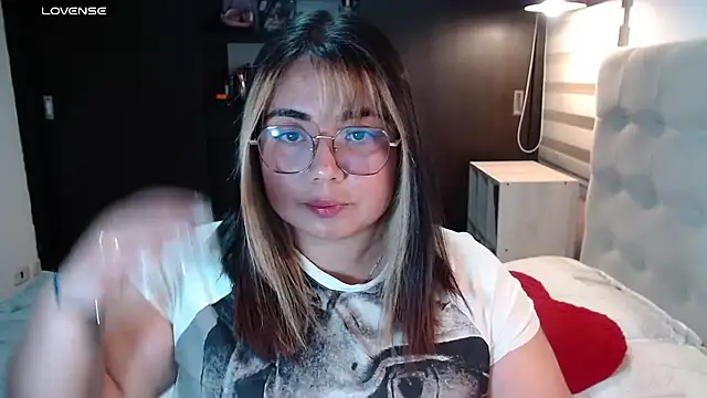 Snapshot of yini_angel chatting on July 2026 04:37:02 AM yini angel online show from July 2026 04:37:02 AM