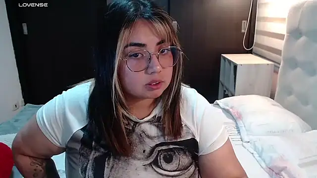 Snapshot of yini_angel chatting on July 2026 06:47:02 AM yini angel online show from July 2026 06:47:02 AM