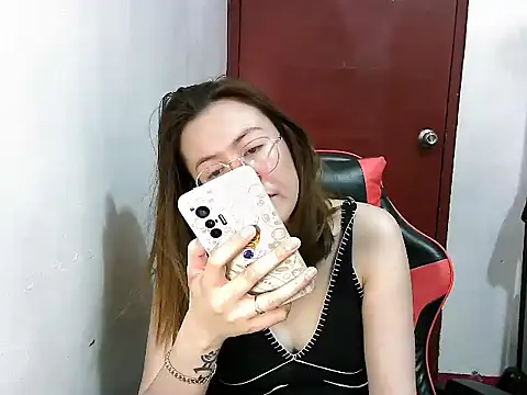 Snapshot of crizzybel chatting on January 2025 01:22:02 PM crizzybel online show from January 2025 01:22:02 PM