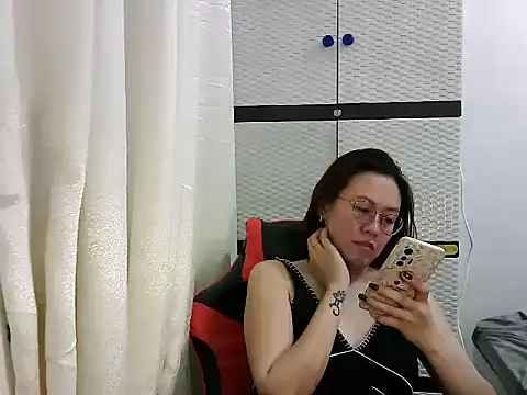 Snapshot of crizzybel chatting on March 2025 05:49:02 PM crizzybel online show from March 2025 05:49:02 PM