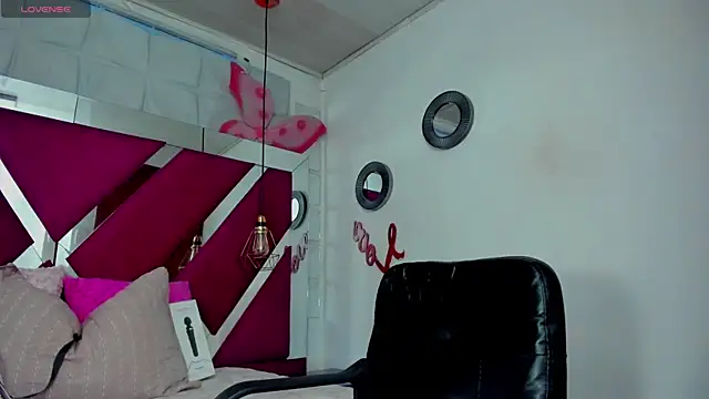 Snapshot of Penelope_Tits chatting on December 2024 10:09:02 PM Penelope Tits online show from December 2024 10:09:02 PM