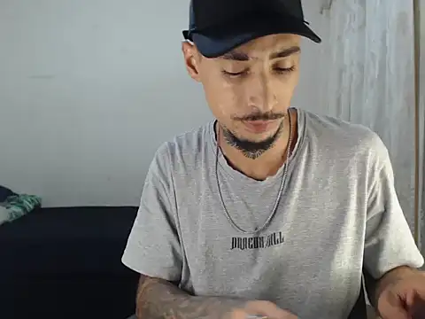 emiliano hottt online show from October 2025 04:01:02 AM