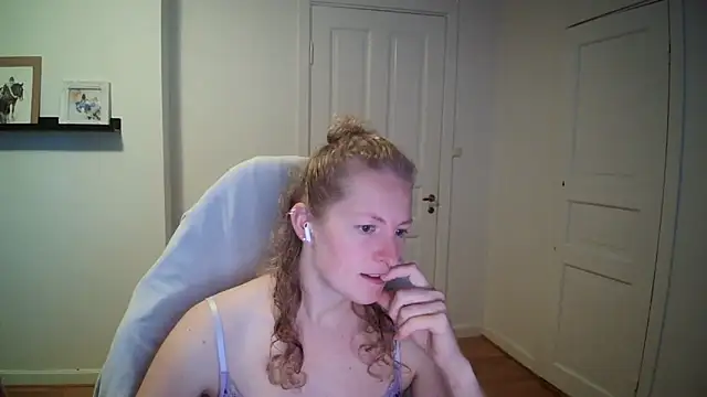 Snapshot of Girlnina-1995 chatting on September 2025 08:07:01 AM Girlnina-1995 online show from September 2025 08:07:01 AM