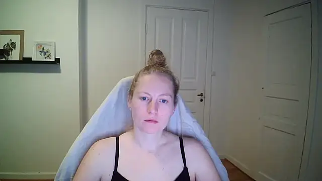 Snapshot of Girlnina-1995 chatting on October 2025 11:22:02 AM Girlnina-1995 online show from October 2025 11:22:02 AM