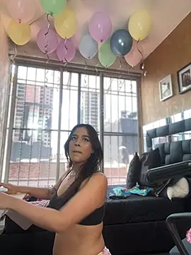 Snapshot of Little_Amber6 chatting on January 2025 08:04:02 PM Little Amber6 online show from January 2025 08:04:02 PM