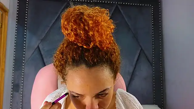 Snapshot of SexyLeilaa chatting on March 2025 02:27:01 AM SexyLeilaa online show from March 2025 02:27:01 AM