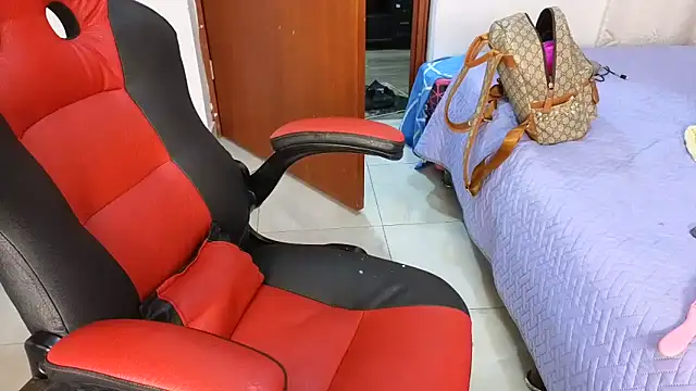 Snapshot of SexyLeilaa chatting on October 2025 02:45:01 AM SexyLeilaa online show from October 2025 02:45:01 AM