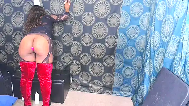 Snapshot of LunaRai chatting on January 2025 04:42:01 AM LunaRai online show from January 2025 04:42:01 AM