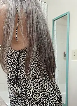 EvaRobinson online show from October 2025 08:09:02 PM