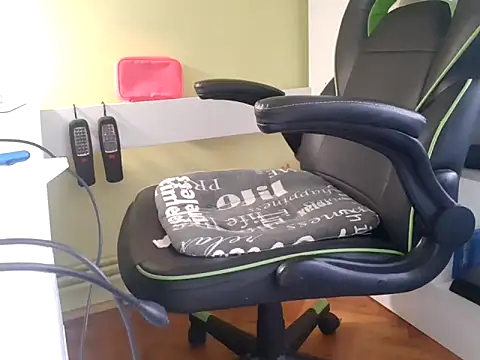 Snapshot of feathersify chatting on September 2025 05:44:01 AM feathersify online show from September 2025 05:44:01 AM