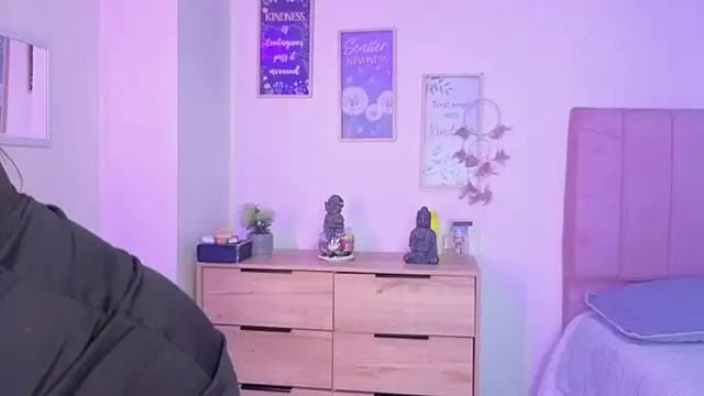 bluee hazell online show from October 2025 12:12:02 PM