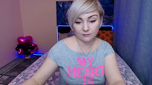 Snapshot of BlondPearl chatting on October 2025 09:42:01 PM BlondPearl online show from October 2025 09:42:01 PM