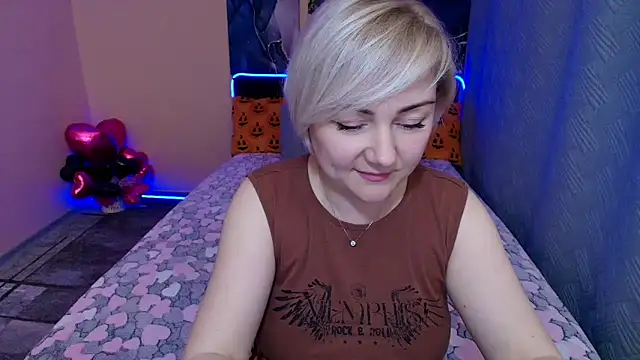 Snapshot of BlondPearl chatting on November 2025 08:33:02 PM BlondPearl online show from November 2025 08:33:02 PM