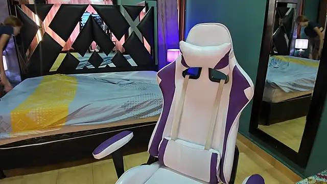 Linda4Petite online show from February 2025 06:01:01 PM