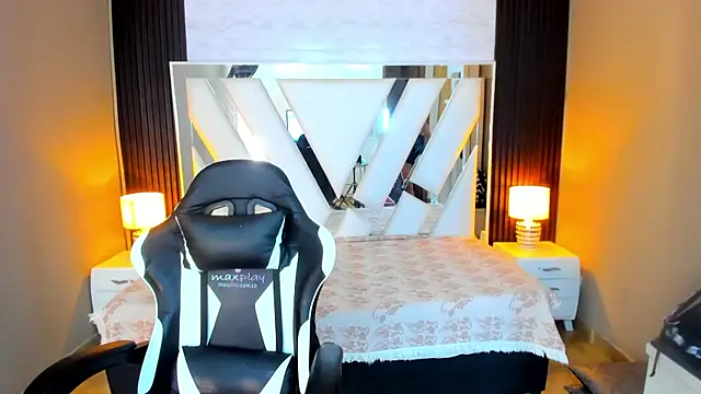 Linda4Petite online show from October 2025 06:19:01 PM