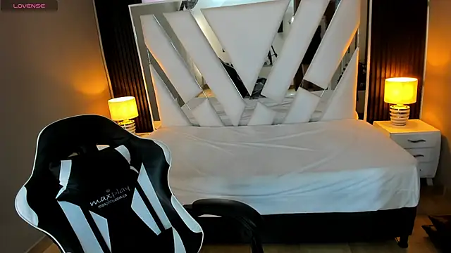 Linda4Petite online show from November 2025 01:00:01 PM