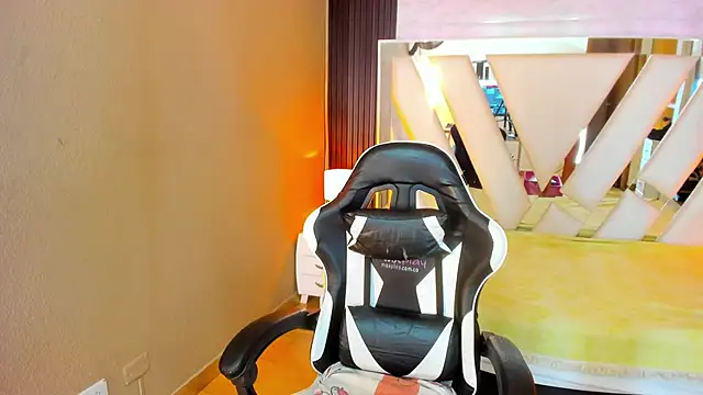 Linda4Petite online show from April 2026 06:16:01 PM