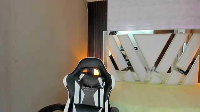 Linda4Petite online show from April 2026 06:24:02 PM