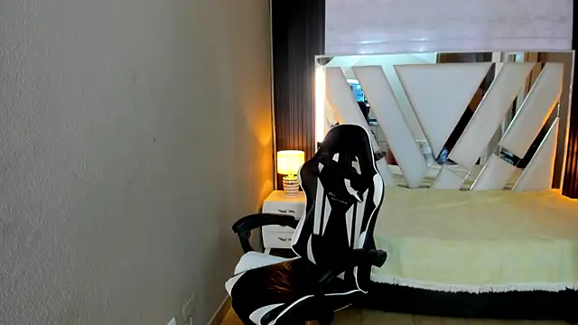 Linda4Petite online show from April 2026 06:32:01 PM