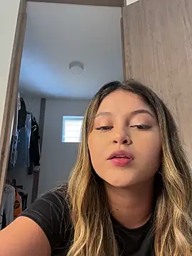 lunablossom  online show from December 2024 07:24:01 PM