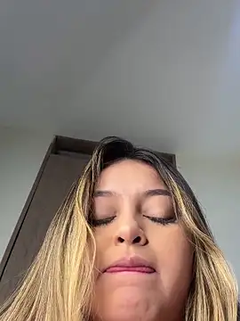 lunablossom  online show from January 2025 05:16:01 AM