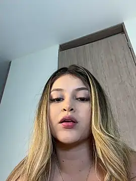 lunablossom  online show from February 2025 10:14:01 PM