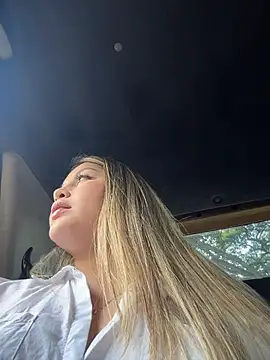 lunablossom  online show from February 2026 10:22:01 PM