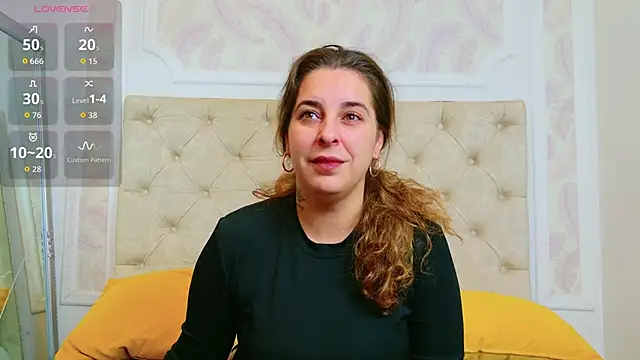 Snapshot of KarinaNoir chatting on October 2025 03:03:02 AM KarinaNoir online show from October 2025 03:03:02 AM