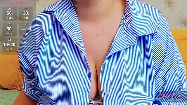 Snapshot of KarinaNoir chatting on October 2025 05:11:02 AM KarinaNoir online show from October 2025 05:11:02 AM