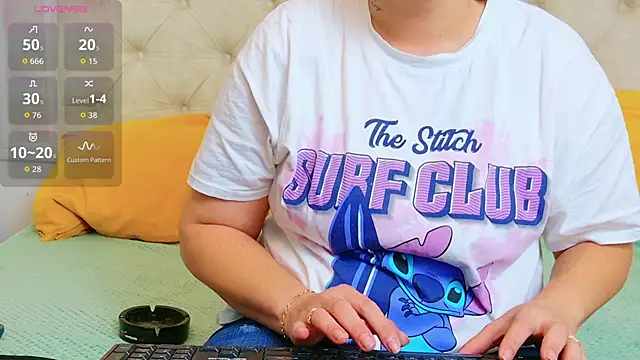 Snapshot of KarinaNoir chatting on October 2025 04:36:01 AM KarinaNoir online show from October 2025 04:36:01 AM